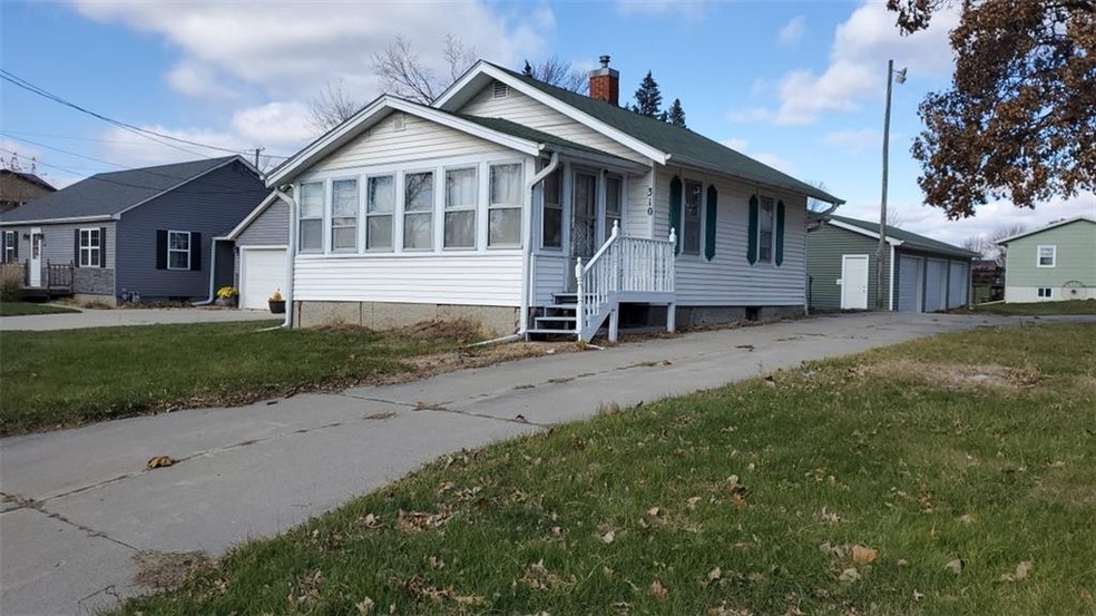 310 N 15th Ave W, Newton, IA 50208 - photo 1