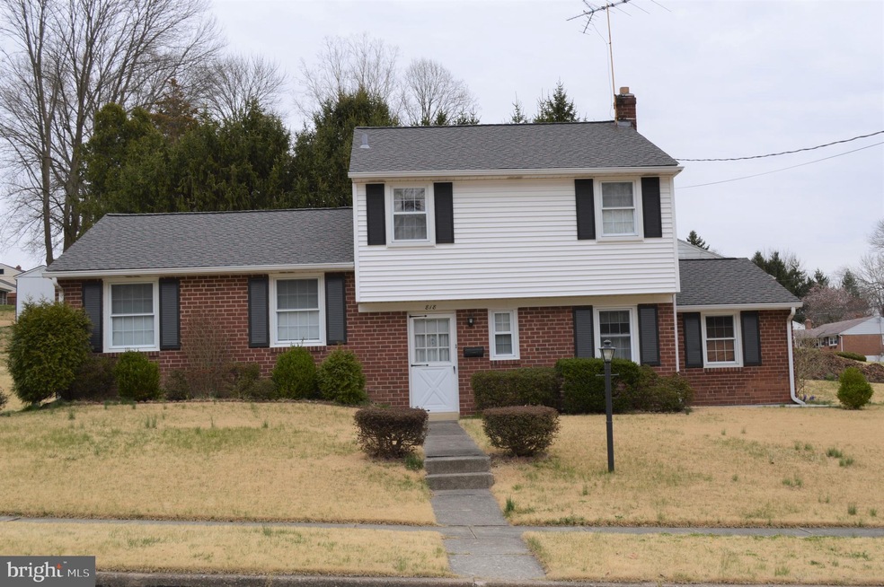 818 Lincoln Dr, Brookhaven, PA 19015 - photo 1