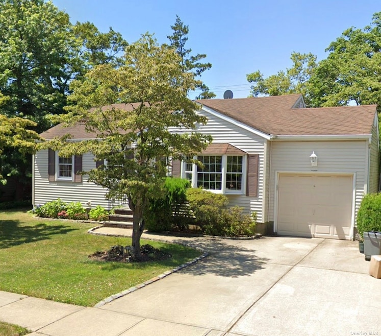 111 Knickerbocker Rd W, Plainview, NY 11803