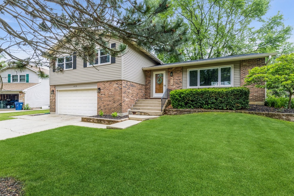 615 Chestnut Ct, Algonquin, IL 60102 - photo 1