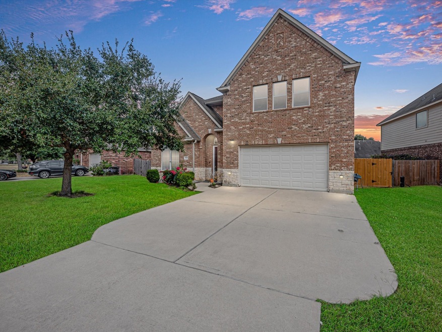 The star on Starbridge Lake Ln! This expansive 2-s