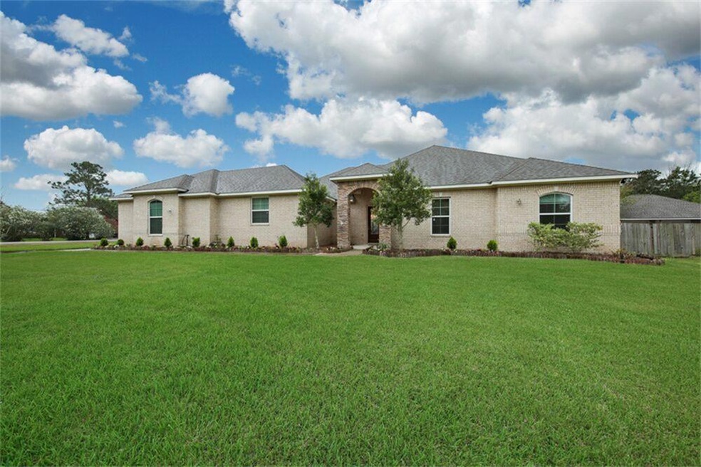 Welcome Home to 530 Rustic Lane!