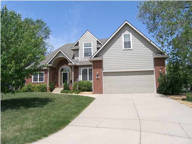 This Andover home is a desirable 1 1/2 story floor