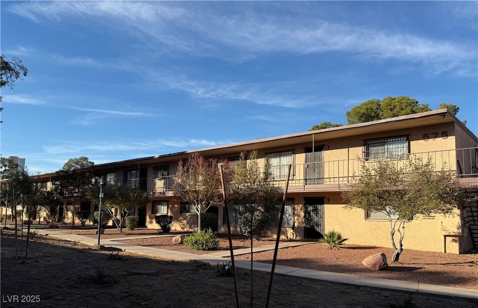 575 S Royal Crest Cir unit 26, Las Vegas, NV 89169 - photo 1