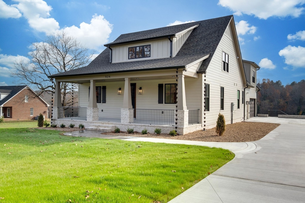 924 Hafner Rd, Charlotte, TN 37036 - photo 1