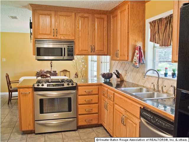 Beautiful kitchen with granite counters