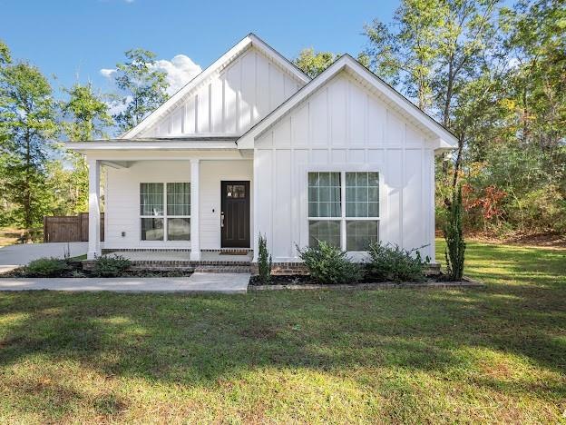 Modern farmhouse featuring a front lawn