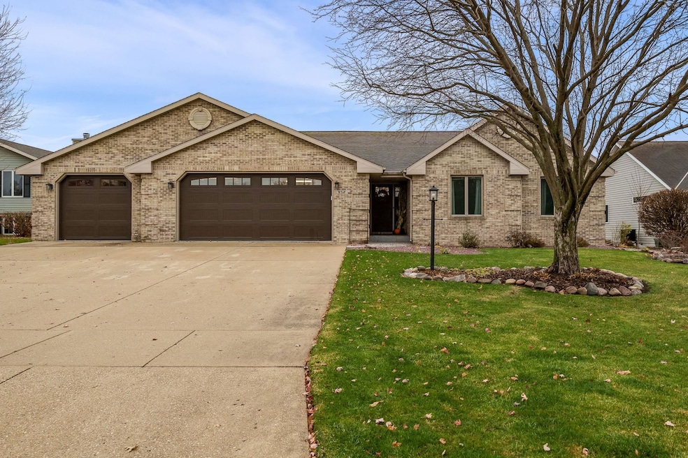 952 Bedford Dr, Janesville, WI 53546 - photo 1