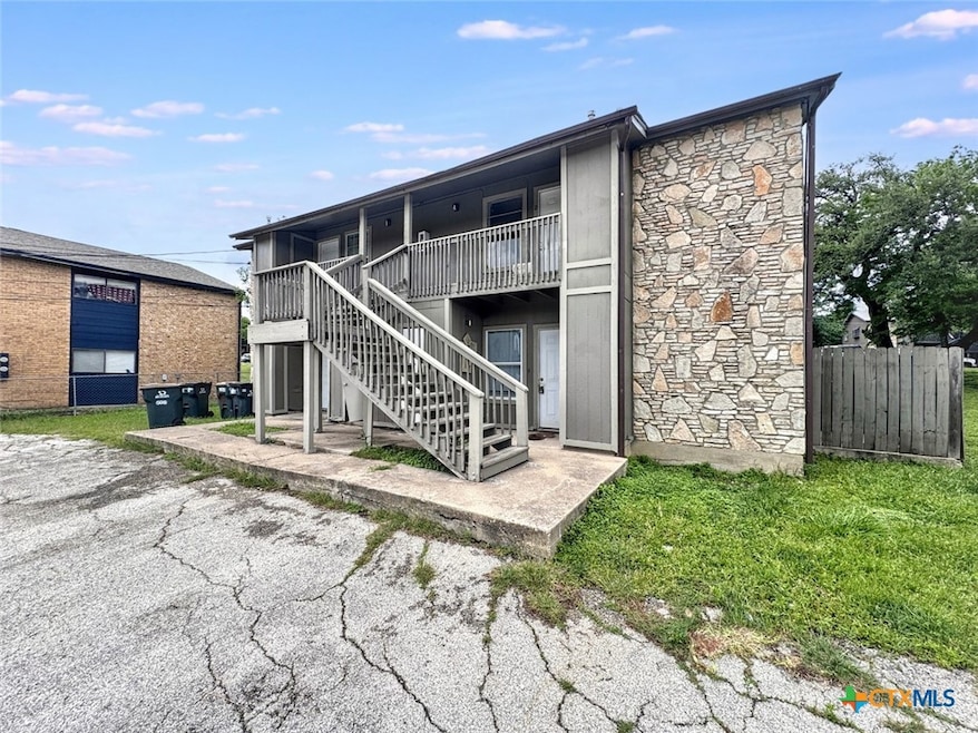 608 Bracewood Cir unit B, San Marcos, TX 78666 - photo 1