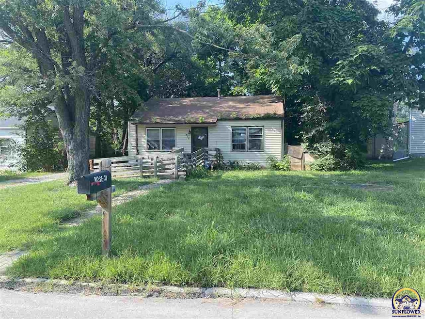 912 SE 34th St, Topeka, KS 66605 - photo 1