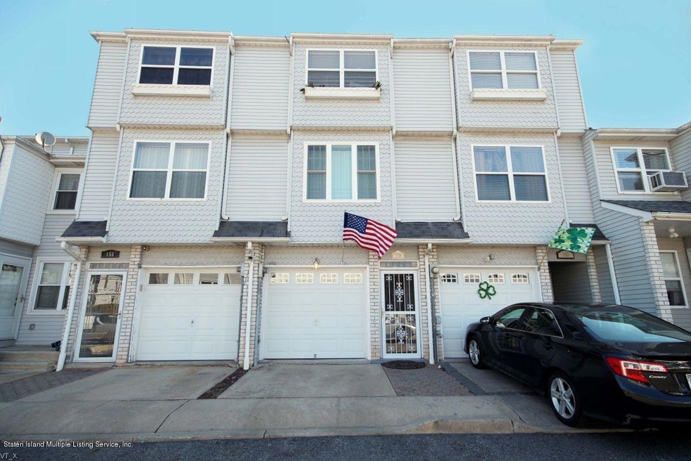 Spacious Townhouse with Garage