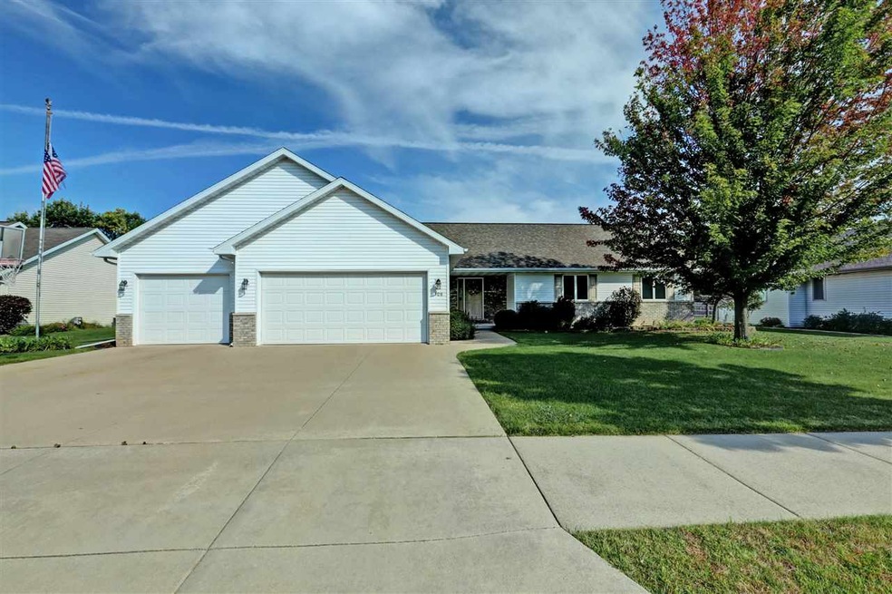 108 Hidden Ridges Cir, Combined Locks, WI 54113 - photo 1