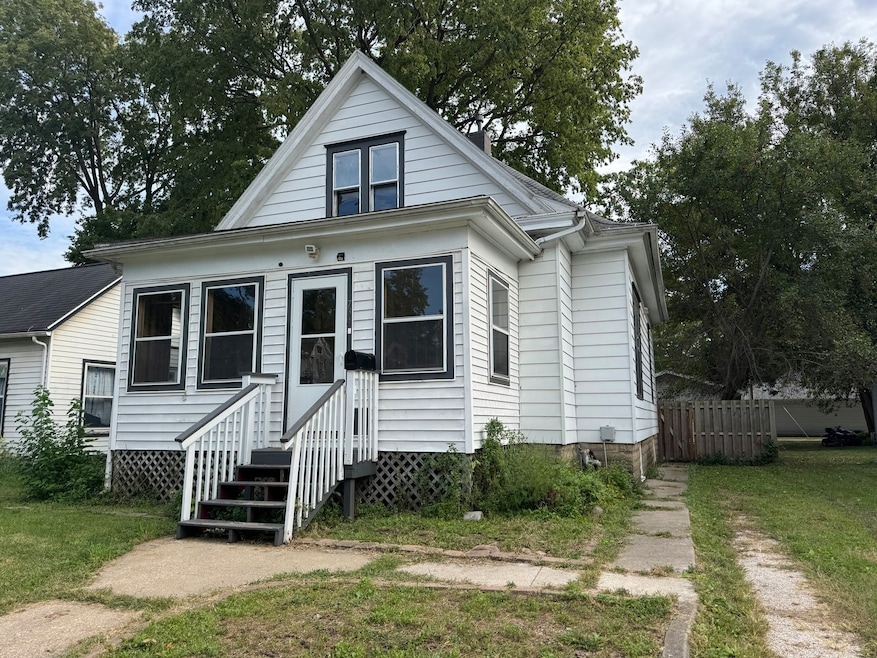 734 W Henry St, Pontiac, IL 61764 - photo 1