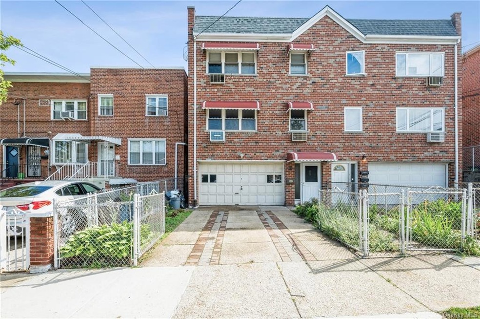Front of home with oversized 1 car garage and driv