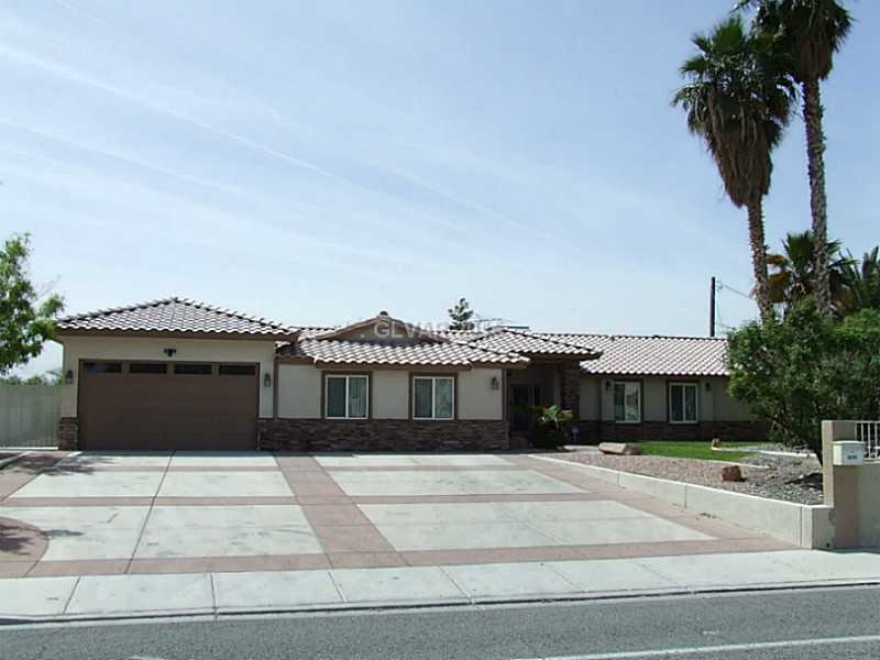 Facade/Exterior Front. Great curb appeal!