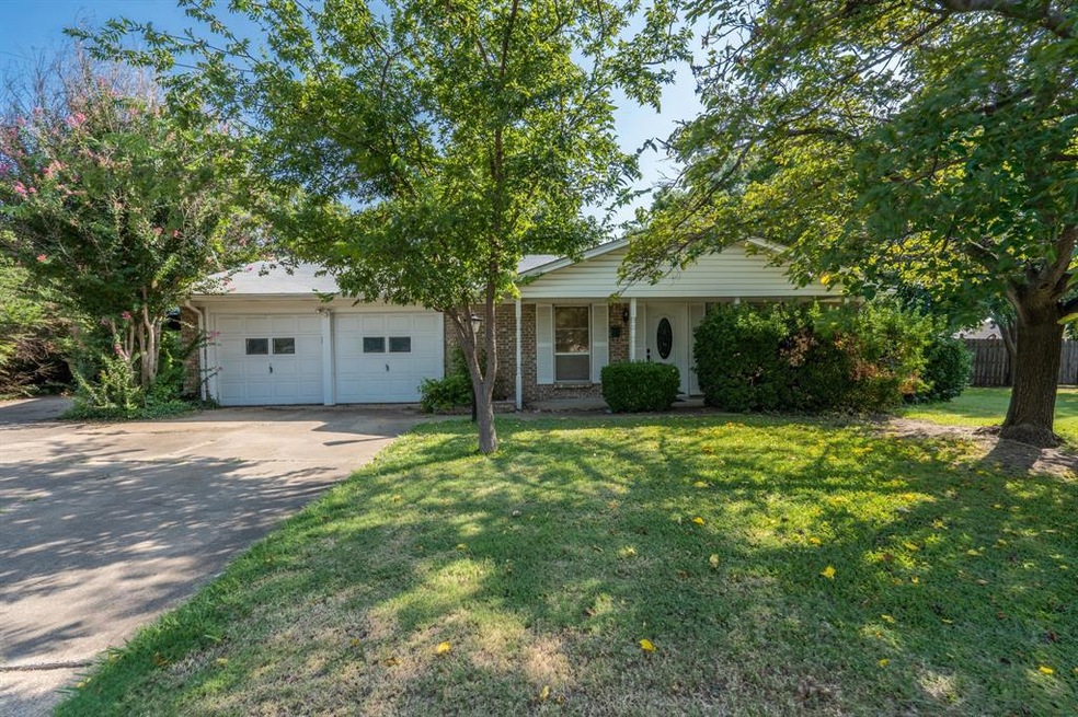 520 Branch Cir E, Fort Worth, TX 76108 - photo 1
