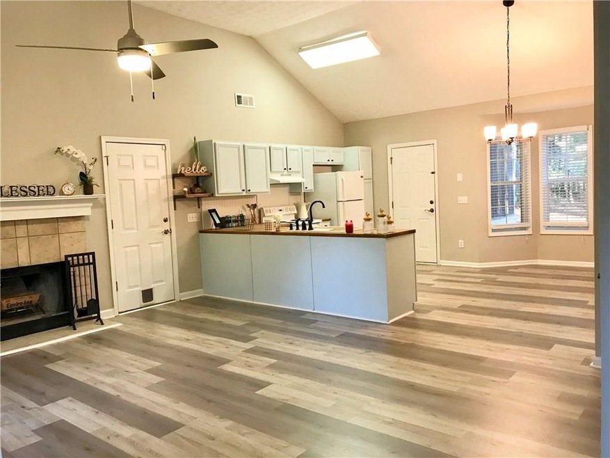 New laminate floors, new ceiling fan in LR & new c