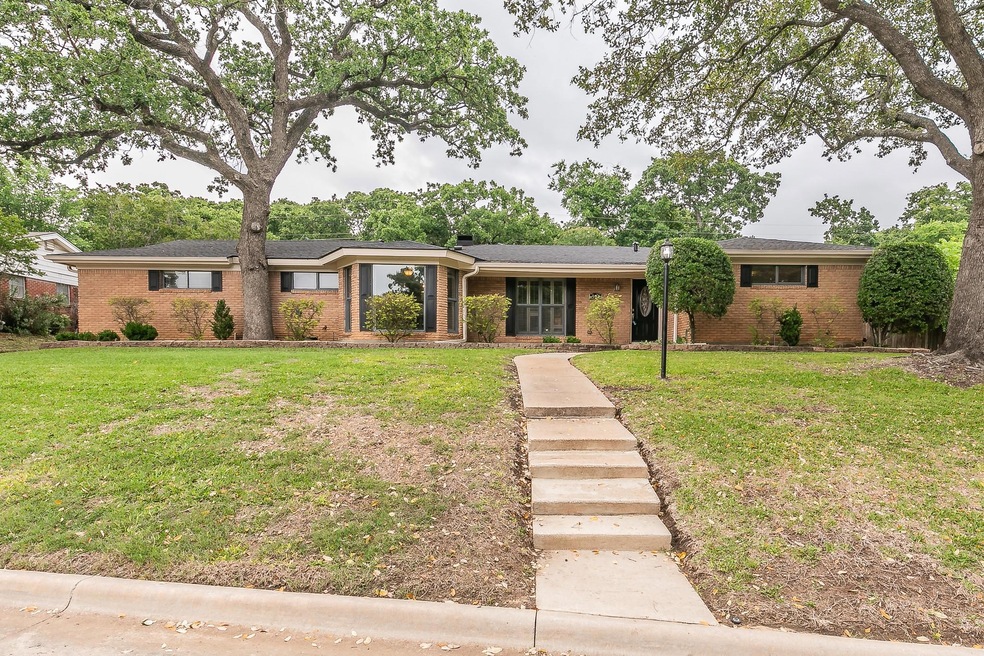 524 Oak Park Dr, Hurst, TX 76053 - photo 1