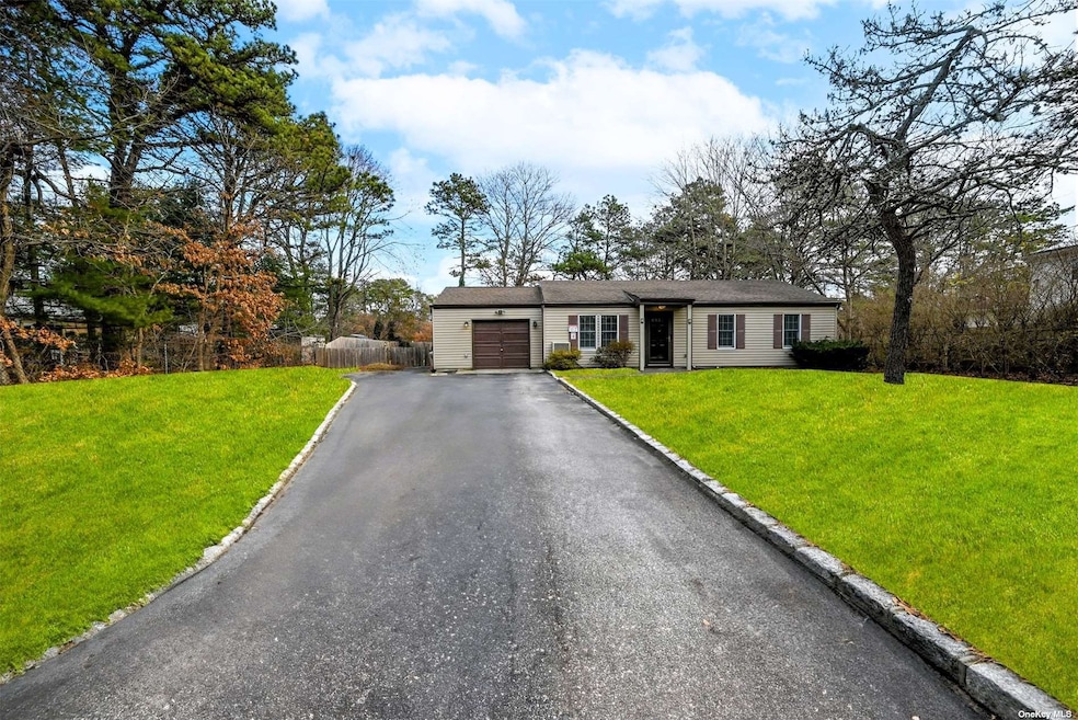 195 Middle Island Rd, Medford, NY 11763 - photo 1