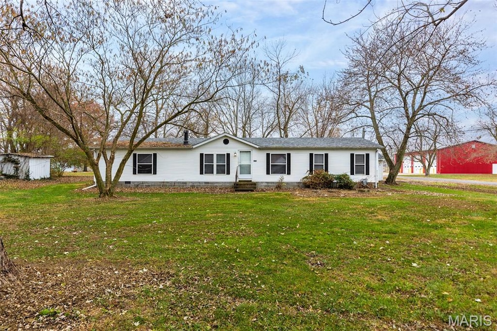 1207 Washington Ave, Staunton, IL 62088 - photo 1