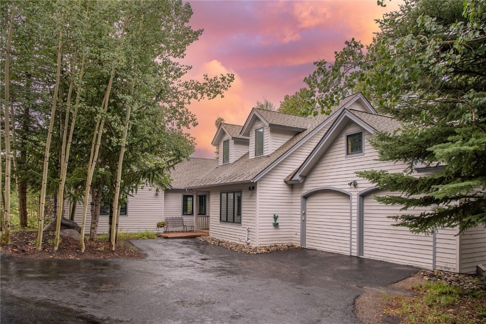 Access thru a private lane to this secluded Keysto