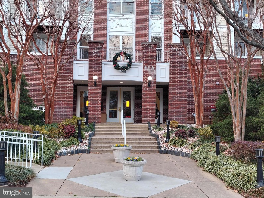 Lillian Court unit 415, McLean, VA 22102 - photo 1