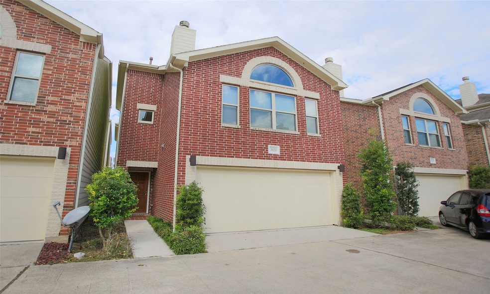 Welcoming, well kept single family home.