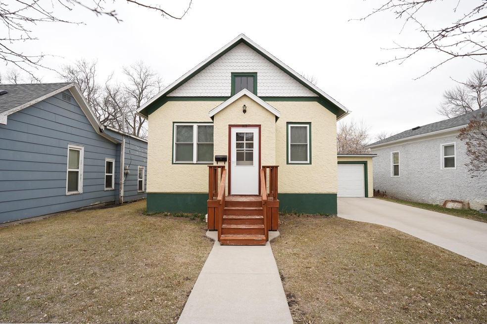 315 6th Ave NE, Jamestown, ND 58401 - photo 1