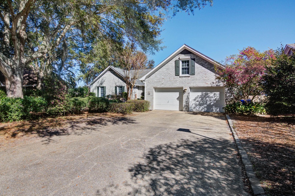Welcome to 52 Rivers Point Row!