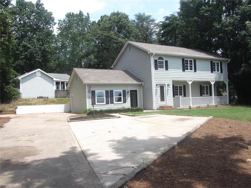 Nice home near downtown Cumming has in-ground guni