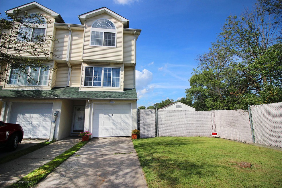 9 Ludwig Ln unit 11, Staten Island, NY 10303 - photo 1