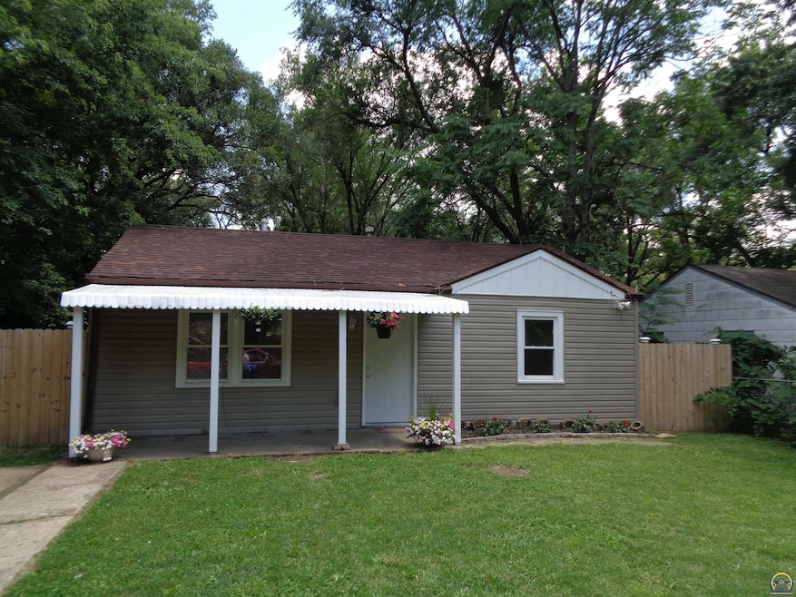 411 SE 33rd Terrace, Topeka, KS 66605 - photo 1