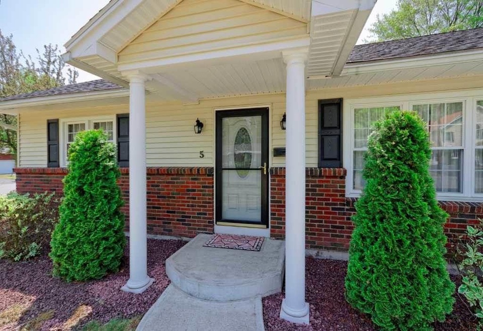 5 Bertone Dr, Schenectady, NY 12306 - photo 1