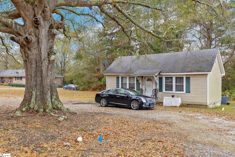 805 Peachtree St, Clinton, SC 29325 - photo 1