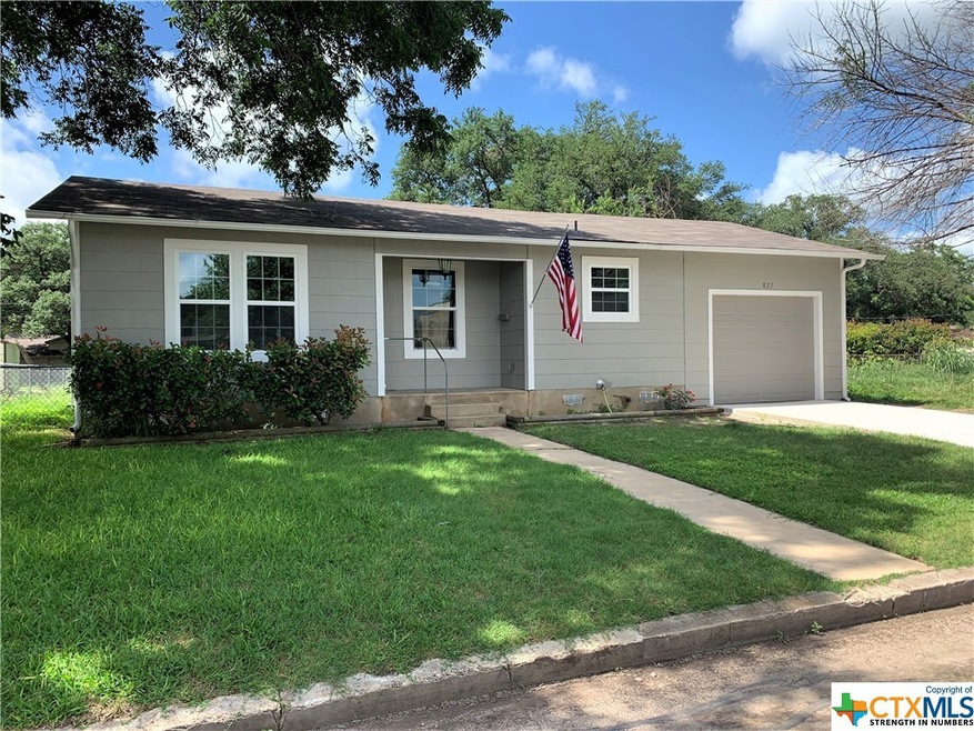 827 E Cedar St, Seguin, TX 78155 - photo 1