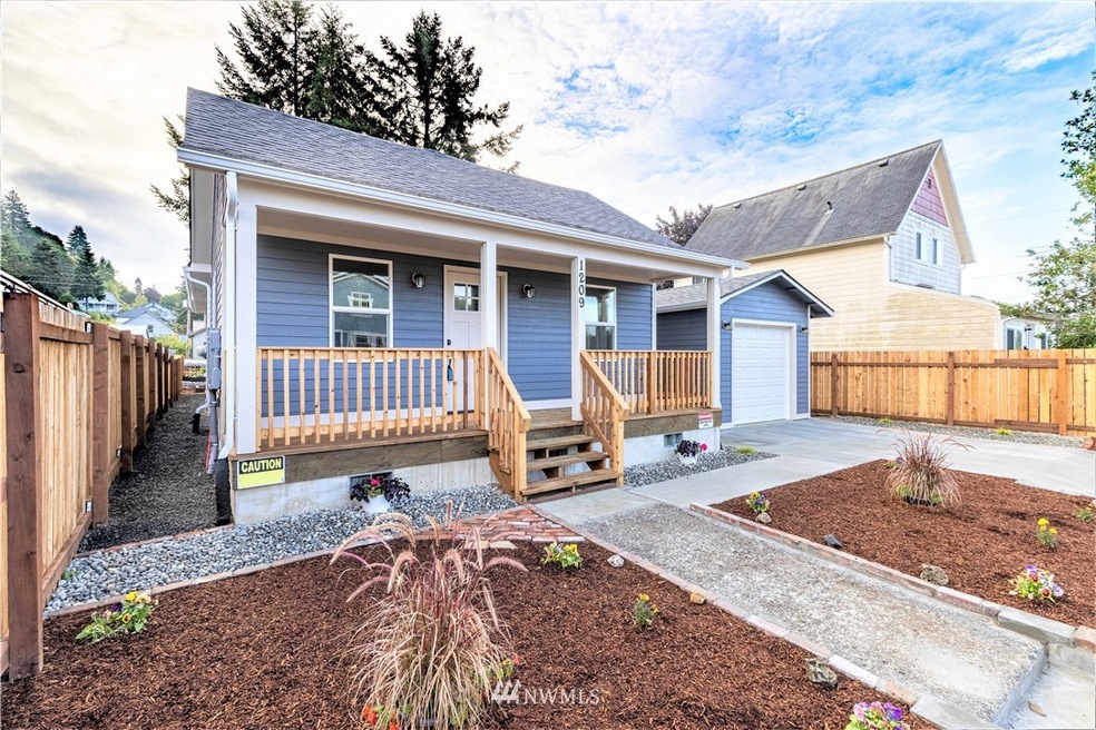 1209 Cedar St, Raymond, WA 98577 - photo 1