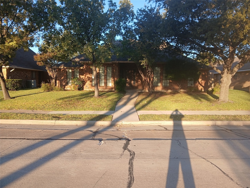 2505 Copper Creek Ln, Carrollton, TX 75006 - photo 1