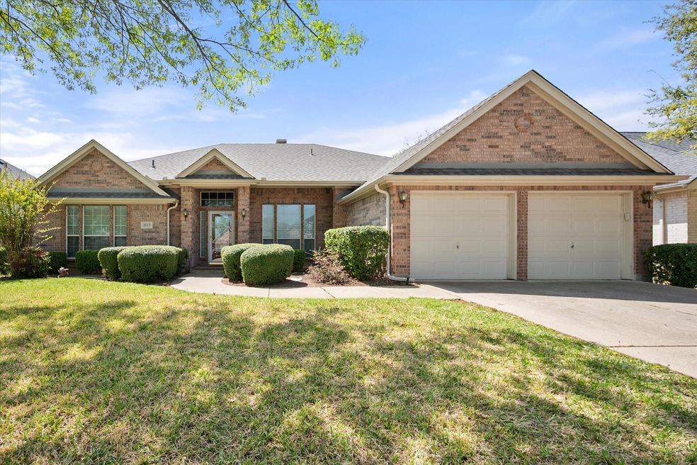 Beautiful curb appeal - 2613 Edgefield Trail