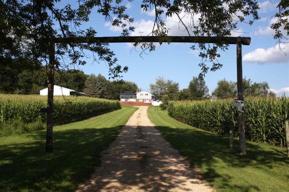 N9094 Legler Rd, Brooklyn, WI 53521 - photo 1