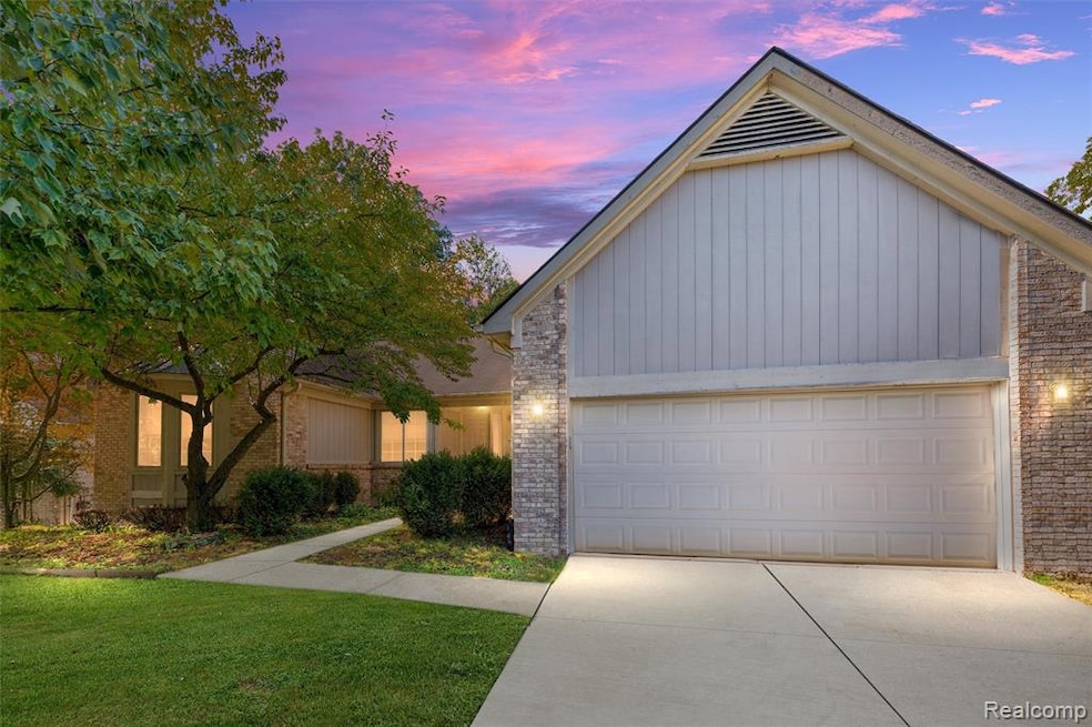 3120 Point of the Woods Dr, West Bloomfield, MI 48324 - photo 1