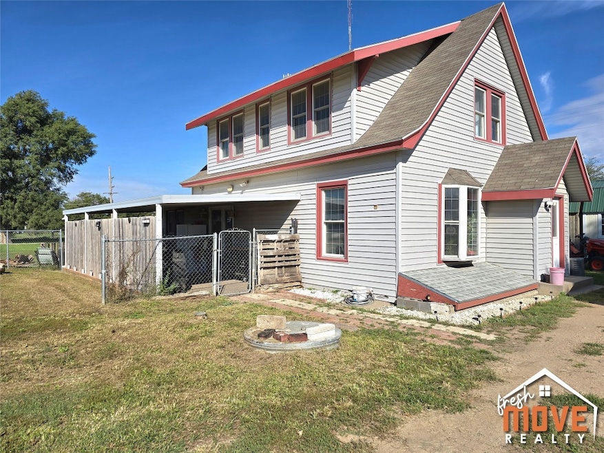 320 S Farmland Rd, Garden City, KS 67846 - photo 1