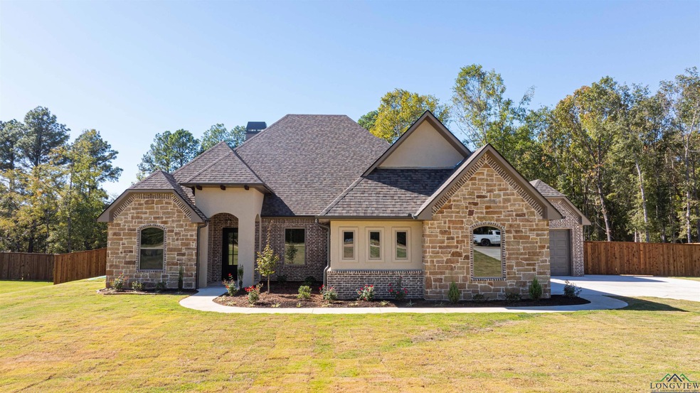 View of front facade featuring a front lawn