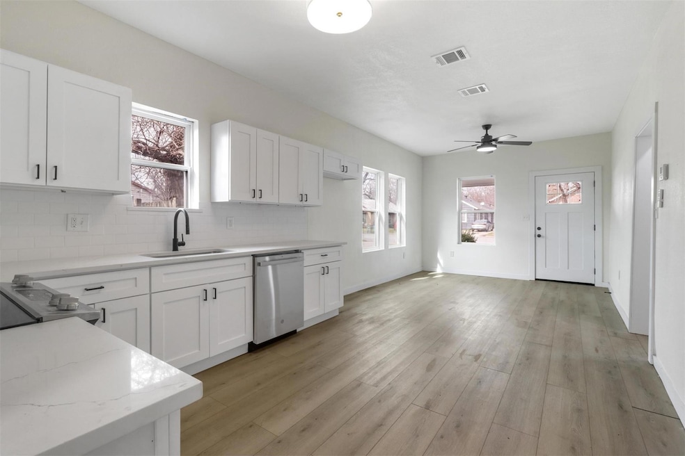 1320 E Garnett St, Gainesville, TX 76240 - photo 1