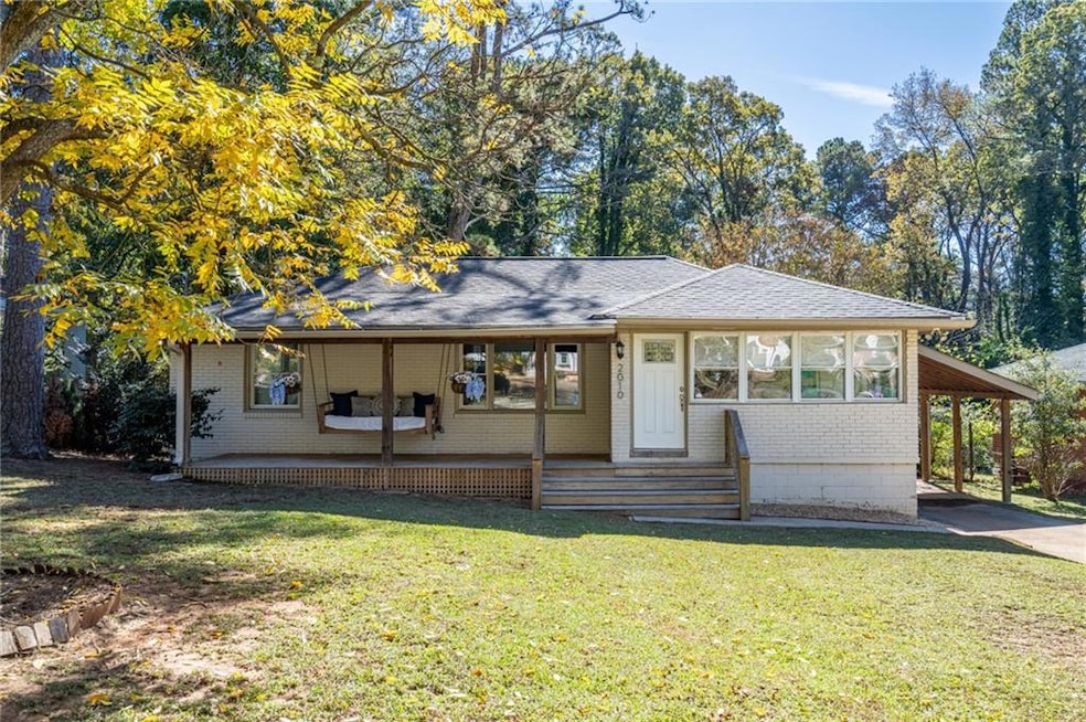 Cute as a button ranch living with front and back 