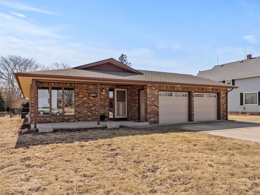 209 W Union Ave, Cedar Grove, WI 53013 - photo 1