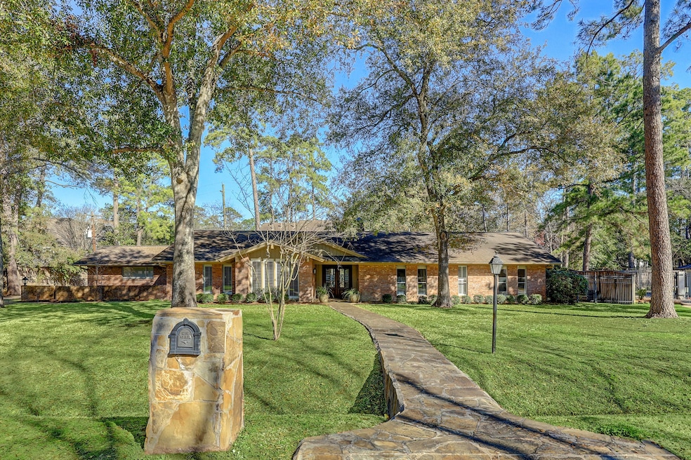 11926 Surrey Ln, Houston, TX 77024 - photo 1