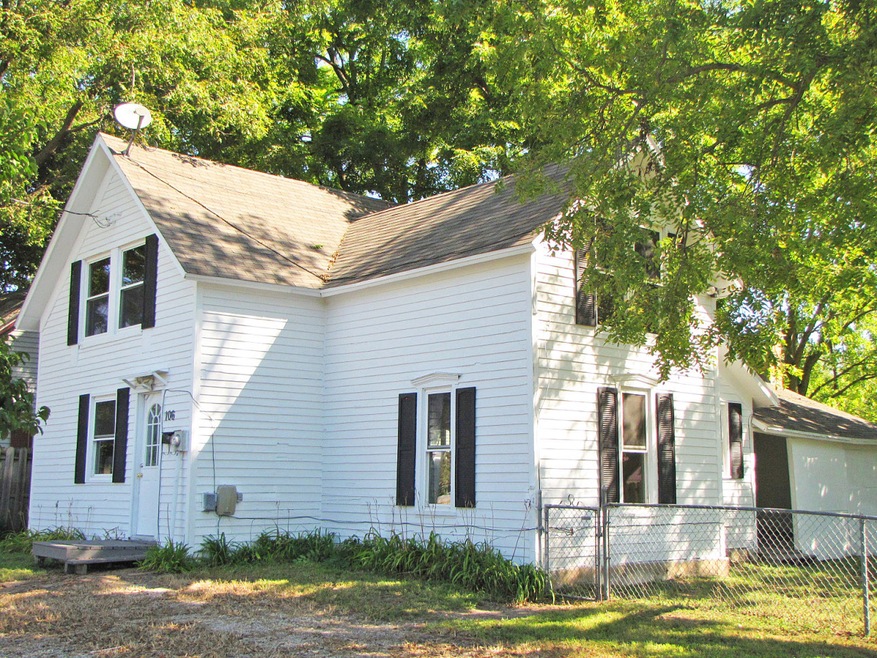 106 Cottage Street, Pilot Mound