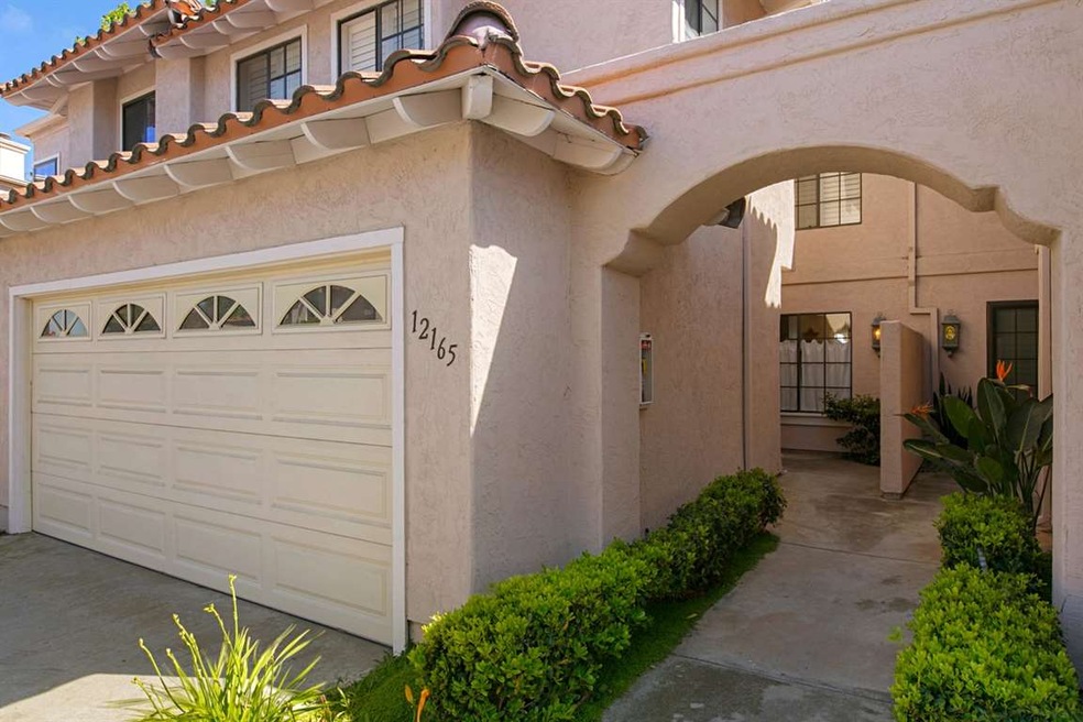 Welcome Home to this Sunstream townhome complete w