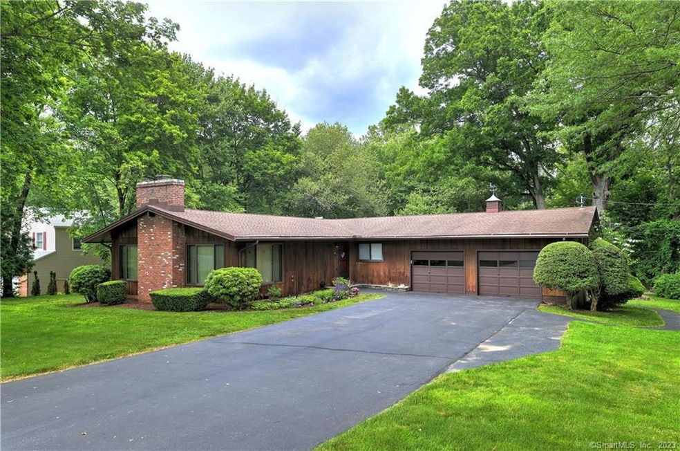 621 Schoolhouse Ln, Orange, CT 06477 - photo 1