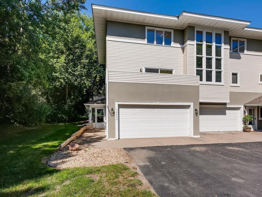 Welcome Home! Large end unit townhome with easy ac